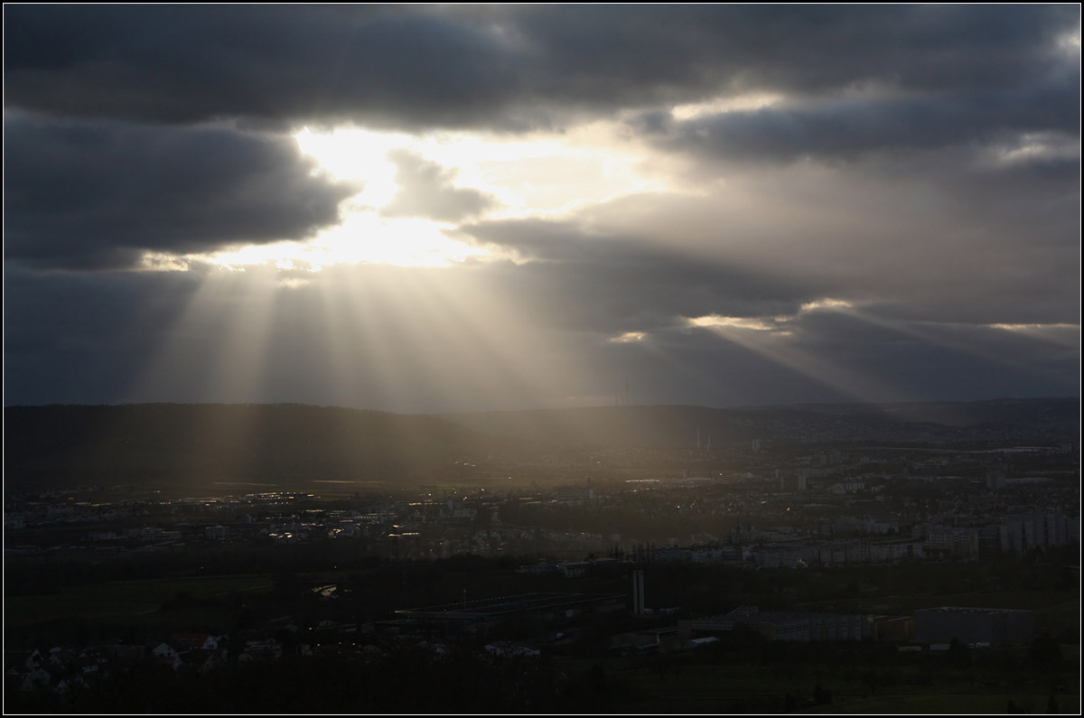 Spotlight -

Über Waiblingen, im Hintergrund Fellbach und Stuttgart. Gesehen vom Korber Kopf aus.

21.12.2014 (M)