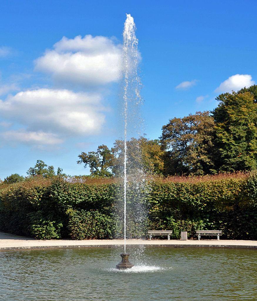 Springbrunnen im Schlopark der Augustusburg in Brhl - 07.10.2013