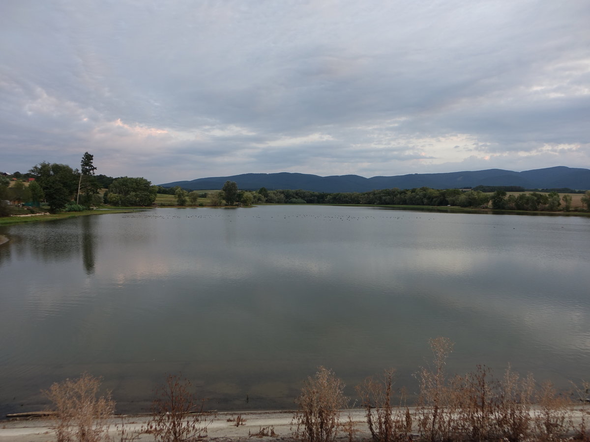 Stausee bei Kozarovce im Donauhügelland, Nitriansky kraj (29.08.2020)