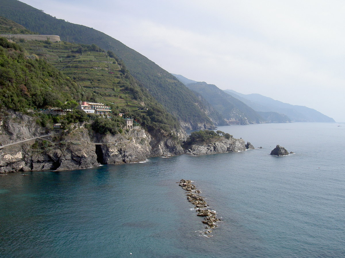 Steil abfallende Küste in der Cinque Terre bei Monterosso al Mare (22.10.2006)