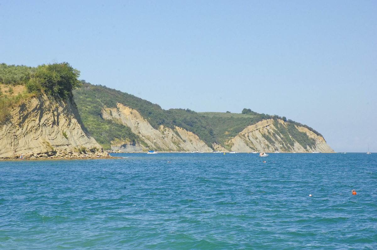 Steilküste westlich von Izola. Aufnahme: 28. Juli 2016.