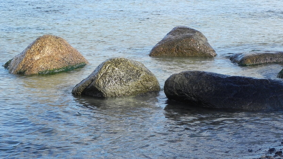 Steine im Meer. 
Am 06.10.2021 am Strand von Binz auf Rügen.