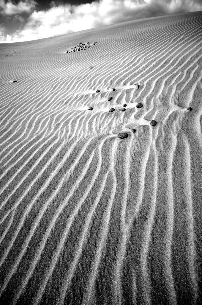 Steine und und Muster in den Dünen von Maspalomas auf Gran Canaria. Aufnahme: Oktober 2009.