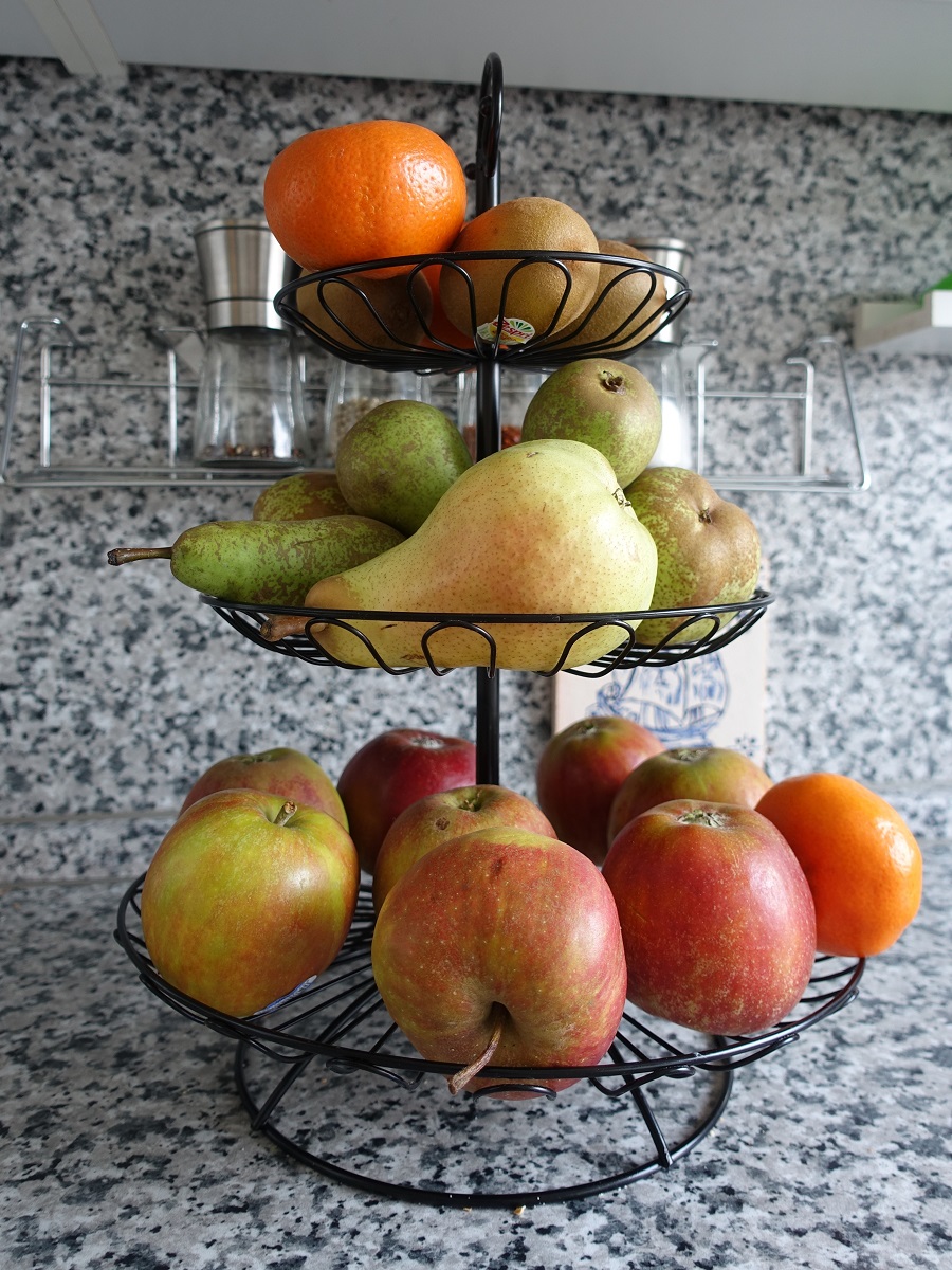 Stillleben am 27.9.2021: Obst zum täglichen Verzehr auf einer Etagere / 