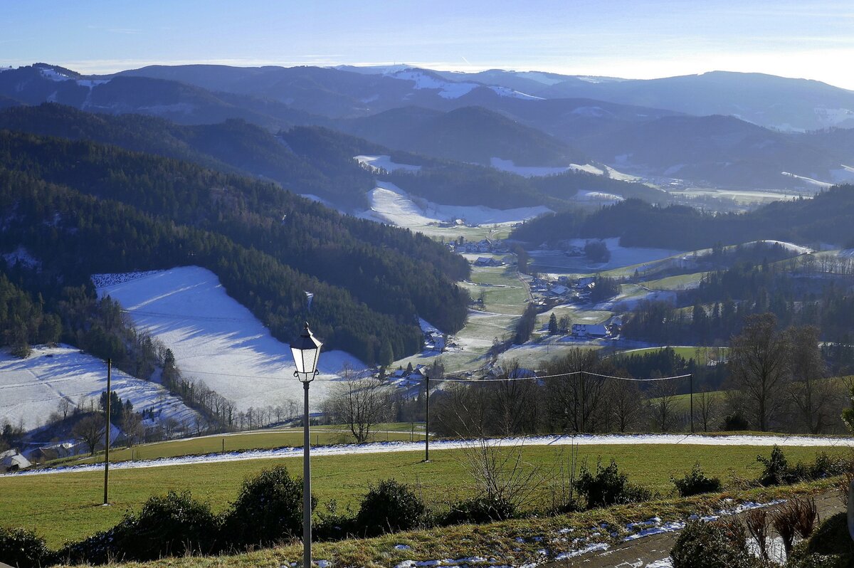 St.Peter im Schwarzwald, Blick vom Lindenberg ins Unteribental, am Horizont der 1492m hohe Feldberg, Jan.2024