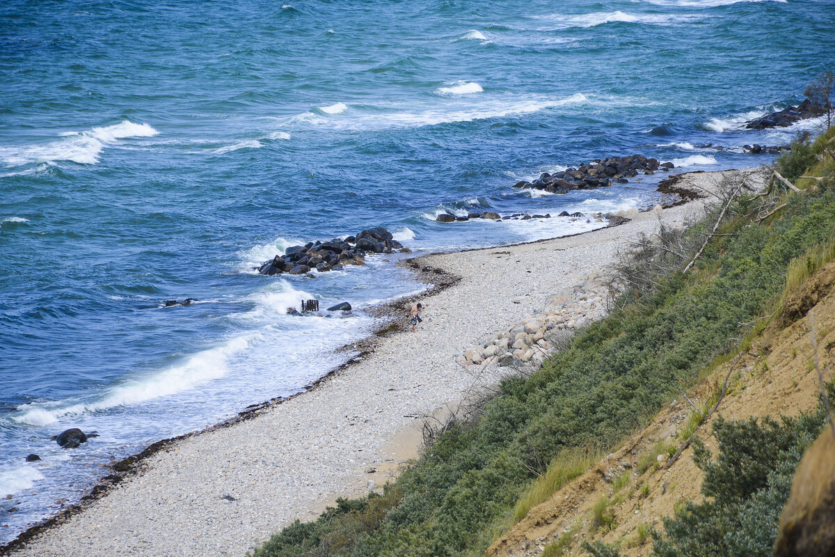 Strand an der Steilküste vor dem Wanderweg »Gilbjergstien« in Gilleleje auf Nordseeland. Aufnahme: 23. Juni 2023.