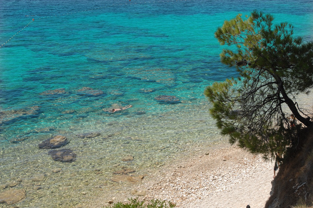 Strand auf der kroatischen Insel Brač. Aufnahme: Juli 2009.