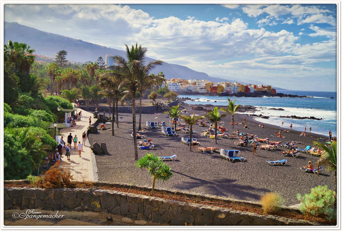 Strand aus Lava-Asche, Puerto de la Cruz auf der Kanareninsel Teneriffa. Im Hintergrund der Ort Punta Brava. November 2017.