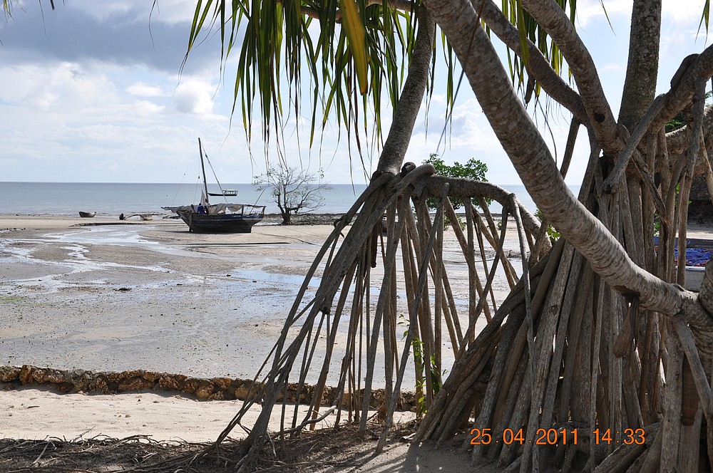 Strand bei den Chuini Ruinen in der Nähe vom Bububu, auf Sansibar, Tansania. Die Aufnahme entstand am 25.04.2011.