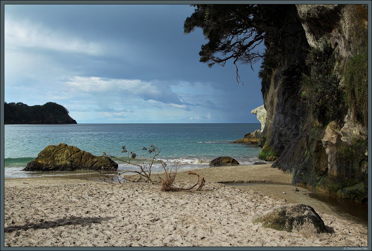 Strandabschnitt an der Cathedral Cove bei Hahai. (15.10.2016)