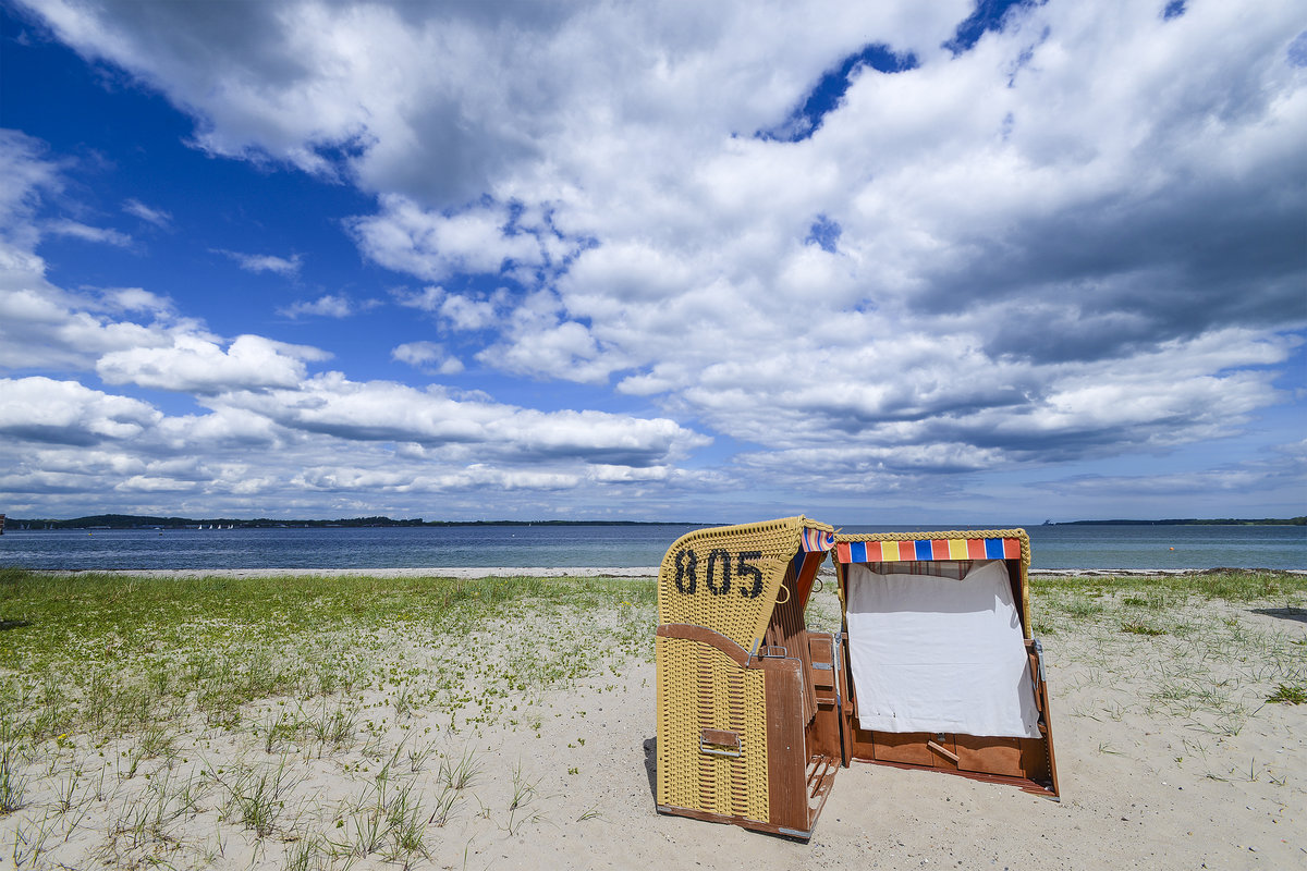 Strandkörber am Südstrand von Eckernförde. Blick auf die Eckernförder Bucht. Aufnahme: 28. Mai 2019.