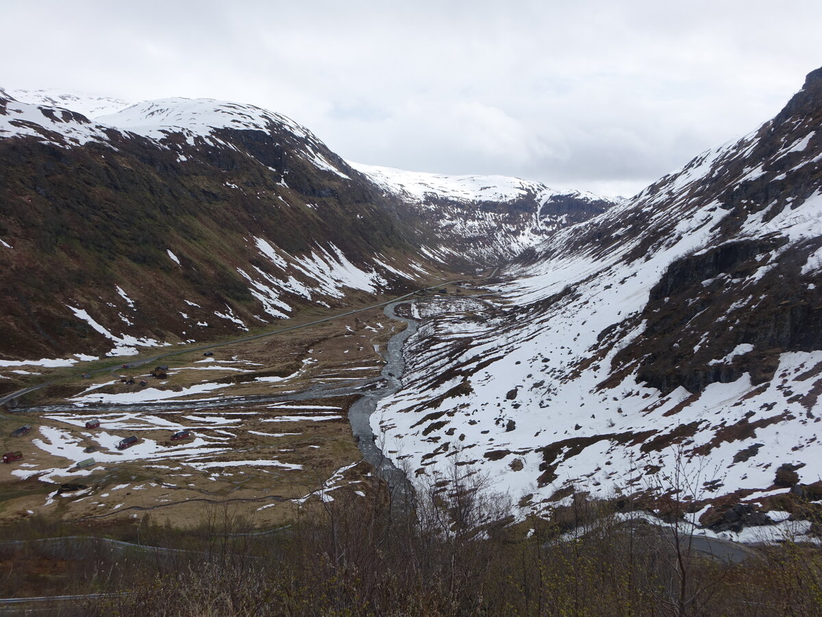 Straße 13 Myrkdalsvegen und Berg Ovstafjellet (1025 M.), Vestland (26.05.2023)