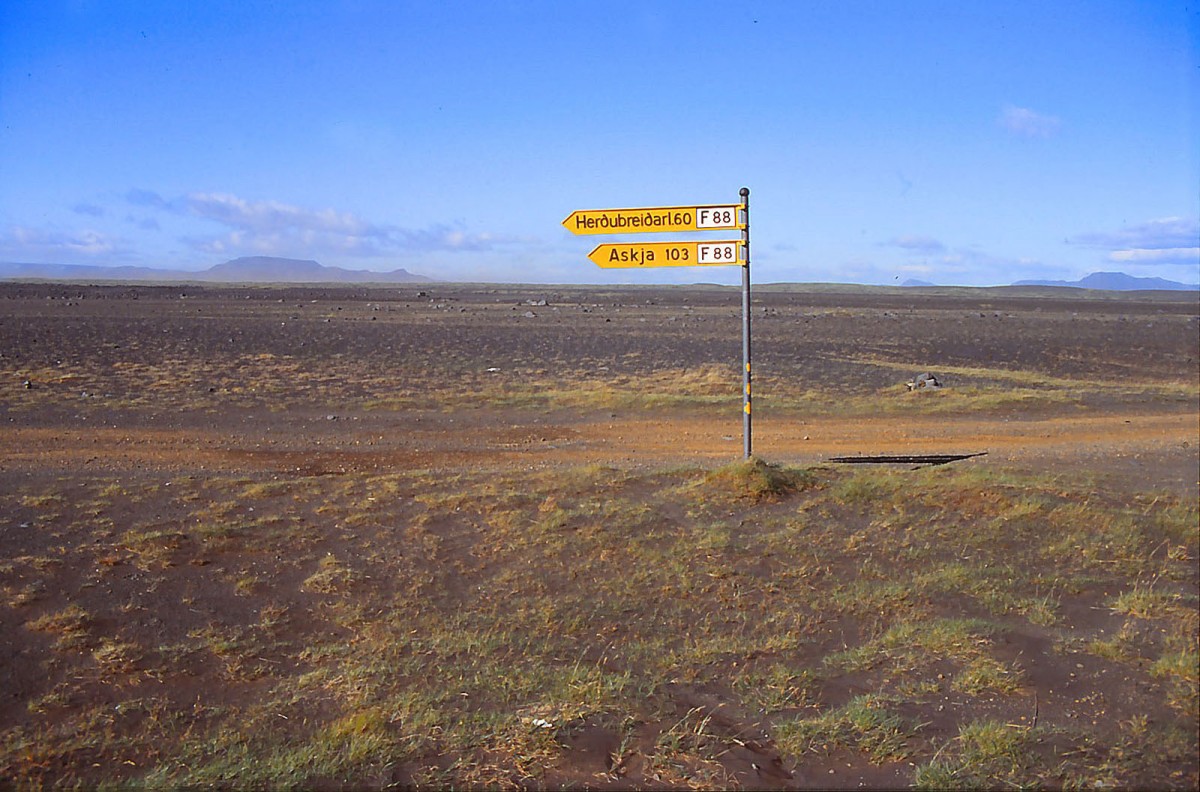 Straßenschild und Landschaft an der Ringstraße (Hauptstraße 1) in Nordirland Erstarr in Island. Aufnahme: August 1995 (Bild vom Dia).