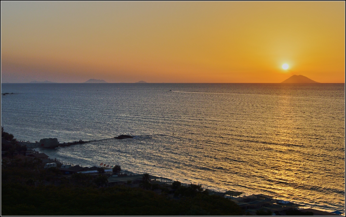 Stromboli und liparische Inseln - Sonnenuntergangsvariationen. Sommer 2013.