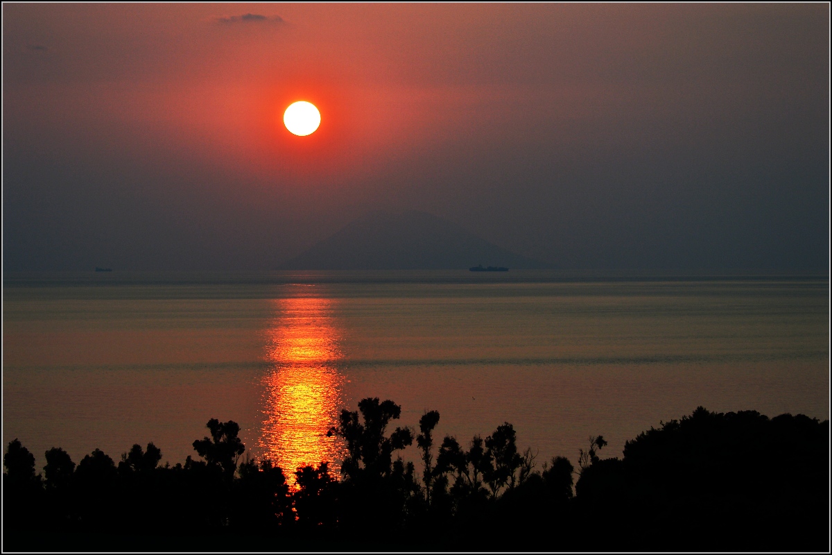 Stromboli - Sonnenuntergangsvariationen. Sommer 2013.