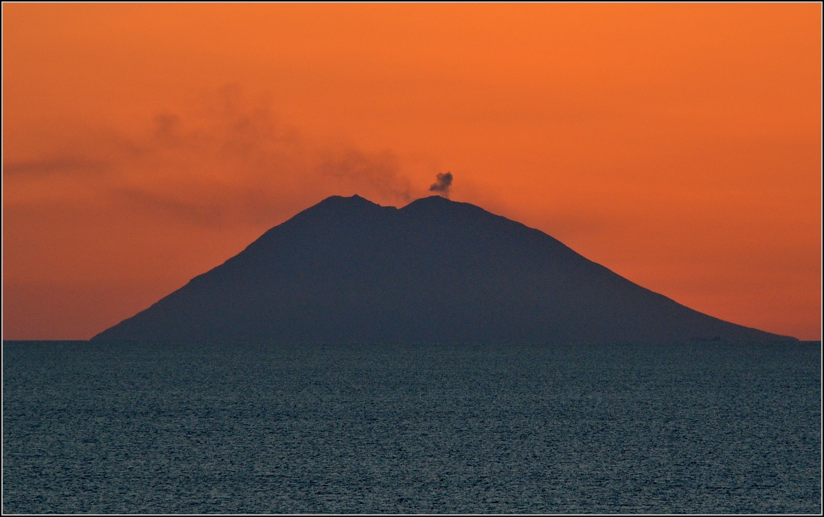 Stromboli - Sonnenuntergangsvariationen. Sommer 2013.