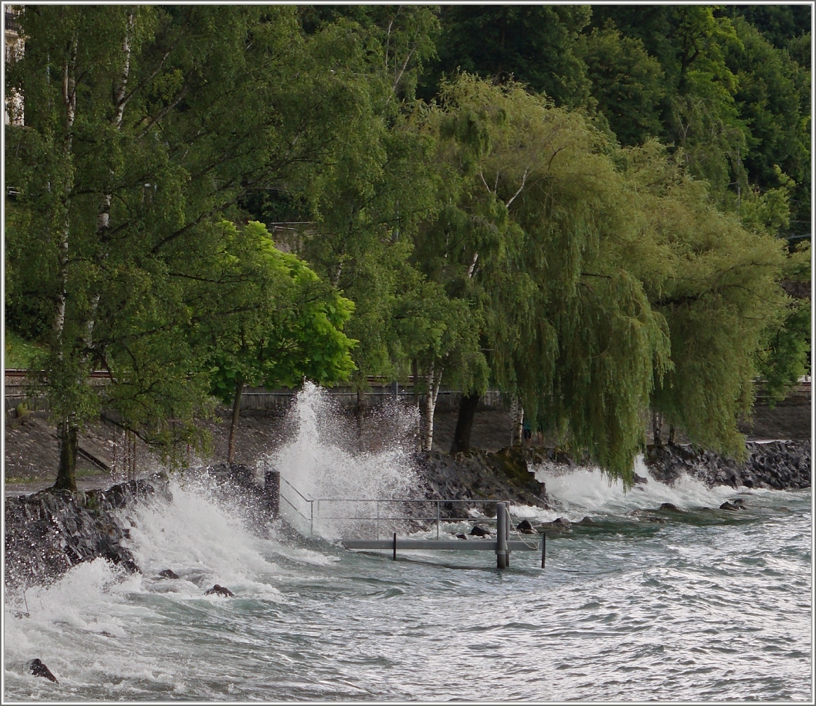 Sturm am Genfersee, hier zwischen Villeneuve und dem Château de Chillon.
(25.07.2015)