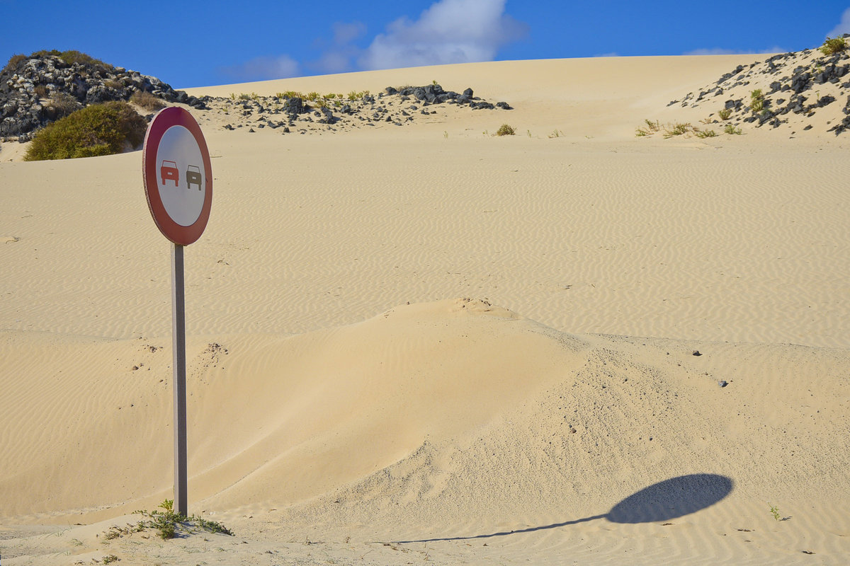 Südlich des Ortes Corralejo erstreckt sich das riesige Dünengebiet des Nationalparks Parque Natural de las Dunas de Corralejo auf rund elf Kilometer Länge. Aufnahme: 18. Oktober 2017.