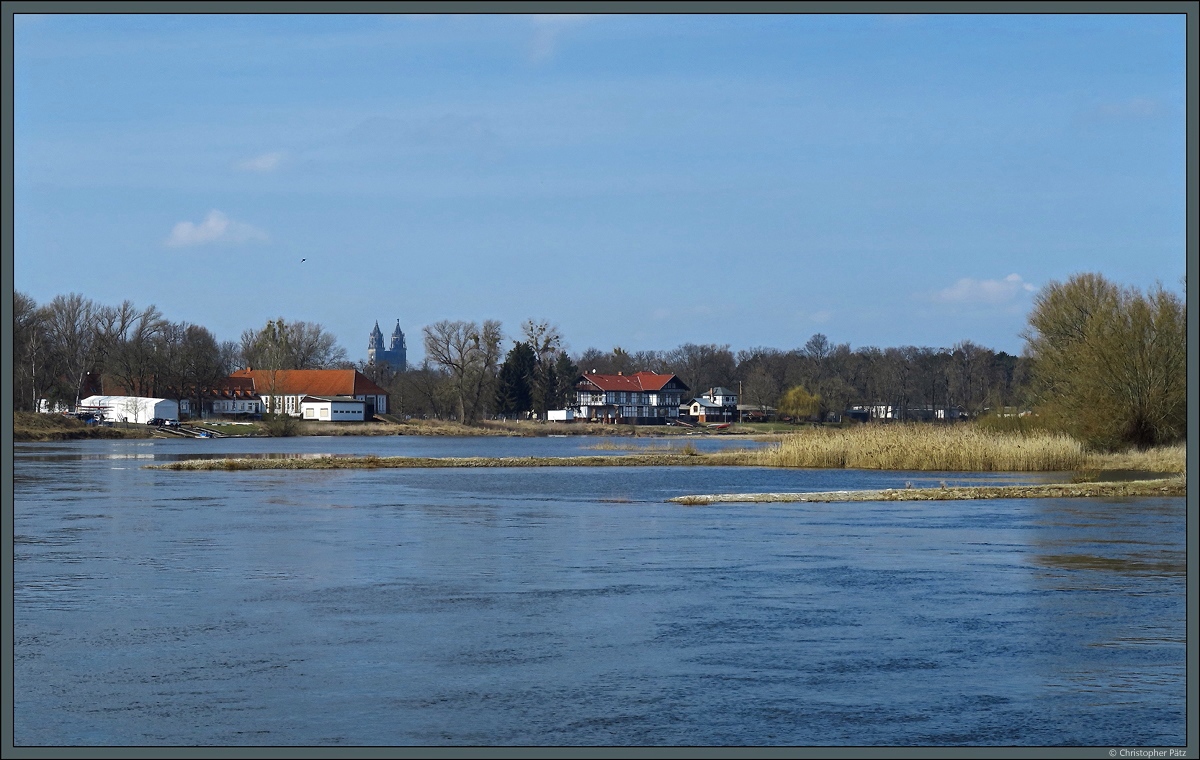 Südlich von Magdeburg teilt sich die Elbe in mehrere Flussarme. Diese umschließen die Elbinsel Werder, auf der sich der Stadtpark Rotehorn befindet. Nach rechts verläuft die Alte Elbe, während in der Ferne die Türme des Magdeburger Doms zu sehen sind. (30.03.2018)