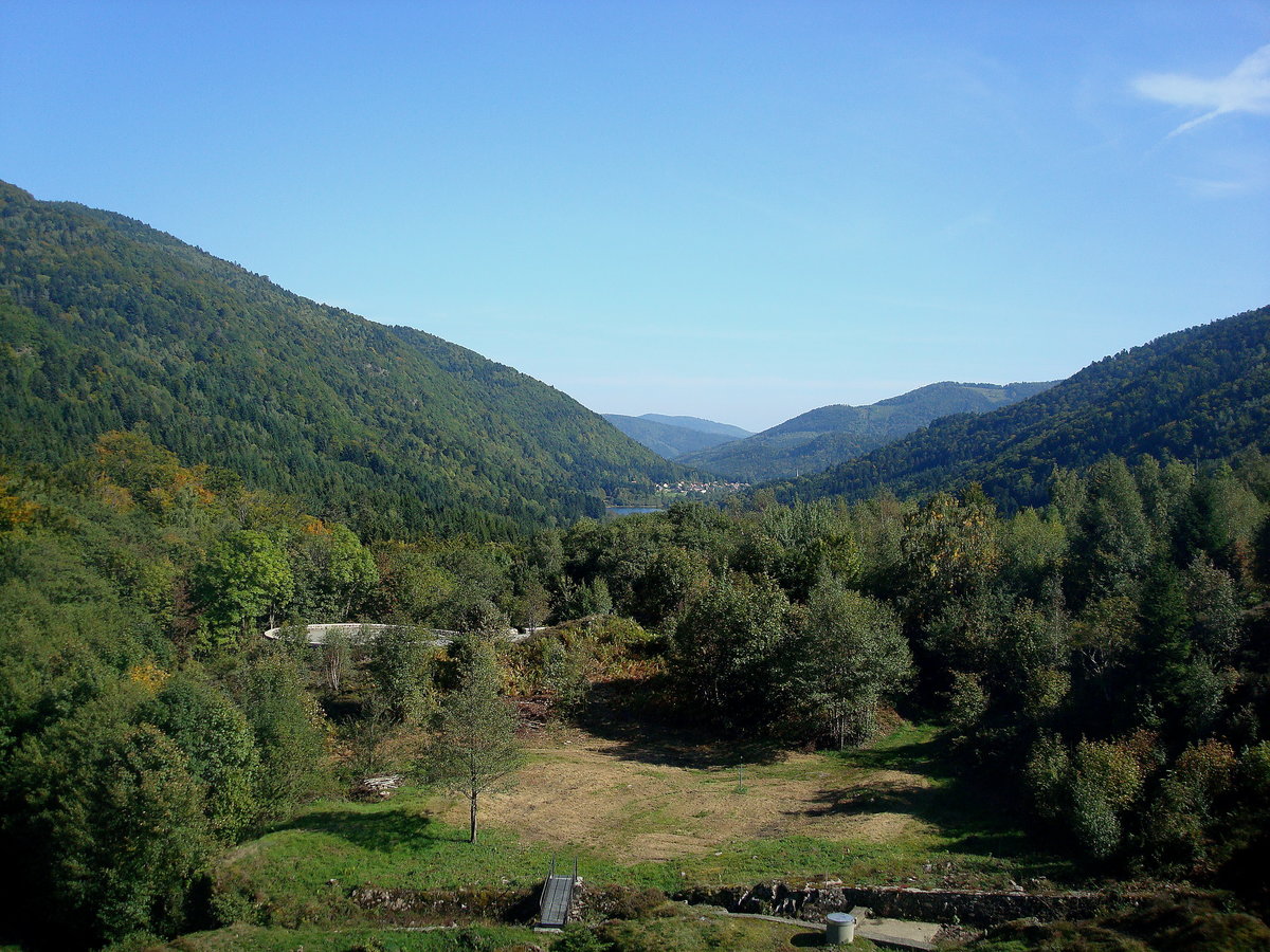 Sdvogesen, Blick vom Stausee Alfeld talabwrts zum Ort und See Sewen, Okt.2010