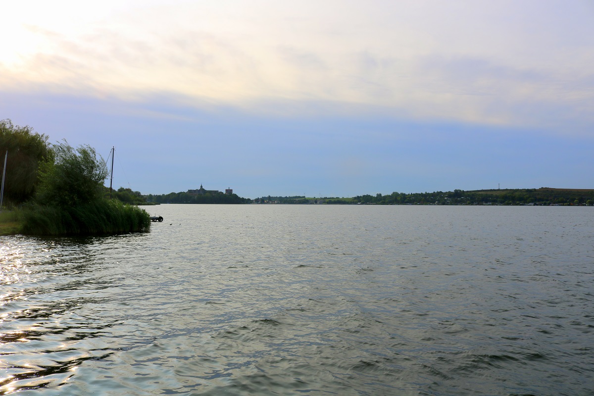 Süßer See im Morgenlicht, Blickrichtung Ost bzw. Schloss Seeburg. Fotografiert vom Campingplatz Seeburg am Nordstrand. [19.8.2017 - 8:06 Uhr]