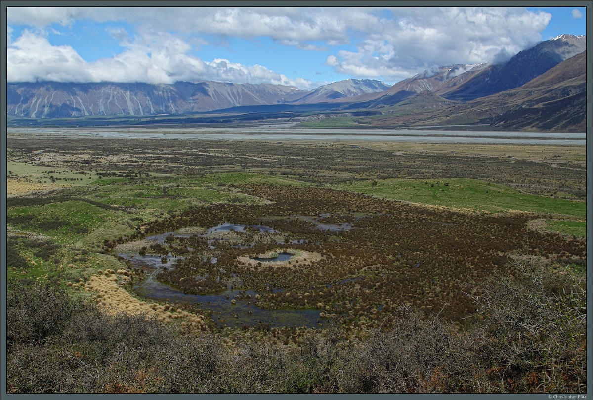 Sumpfland am Rangitata River, nahe dem Mount Sunday. Im Hintergrund die Neuseeländischen Alpen. (28.10.2016)