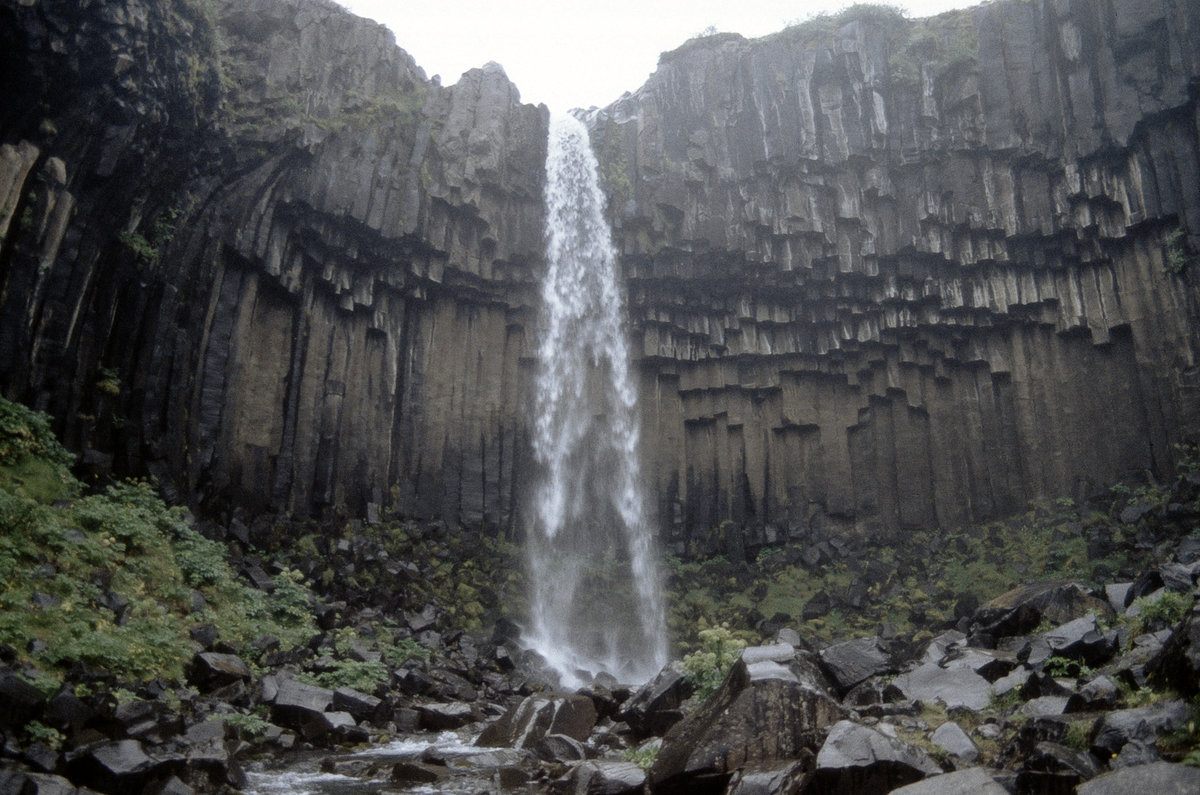 Svartifoss in Skaftafell in Vatnajökull National Park in Island. Bild vom Dia. Aufnahme: August 1995.