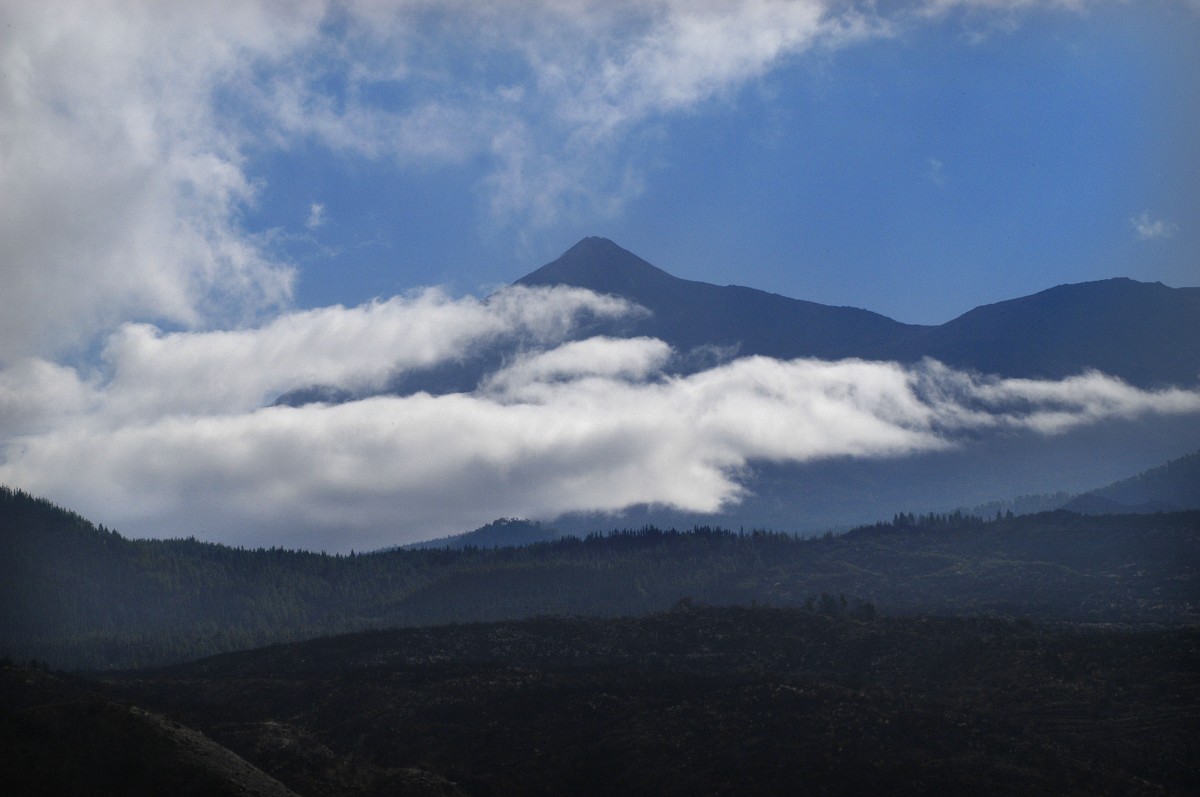 Teide mit tieflegenden Wolken von Ruigomez aus gesehen. Aufnahme: Oktober 2008.