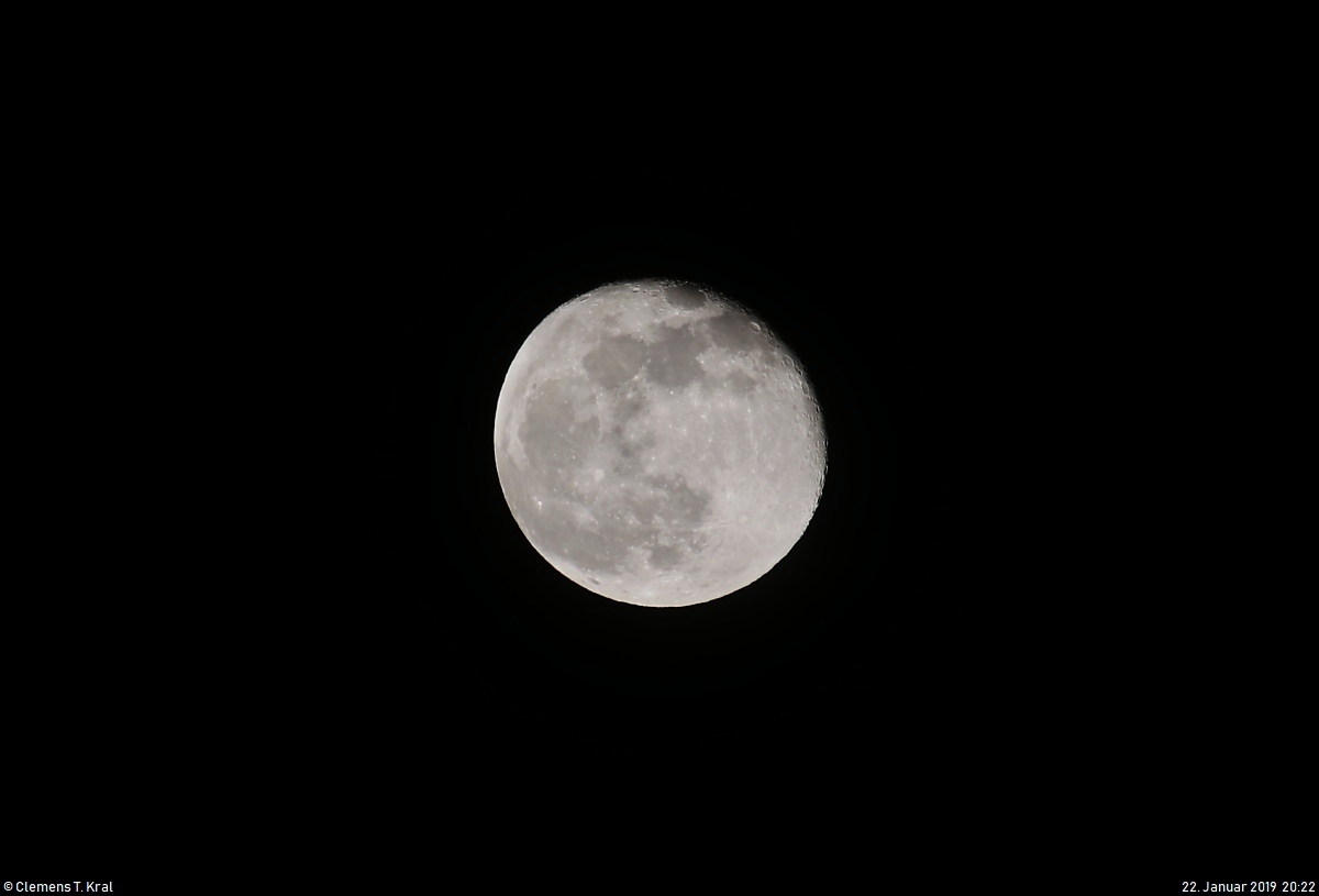 Tele-Blick auf den aufgehenden Vollmond in Halle-Neustadt.
Eine vergleichbare Aufnahme mit dem  Blutmond  am Tag davor blieb mir leider verwehrt.
[22.1.2019 | 20:22 Uhr]