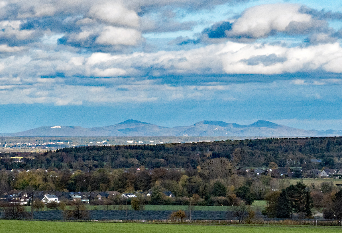 Teleaufnahme vom Siebengebirge mit den  markanten Wolken vom Standort Eu-Kirchheim - 03.11.2020