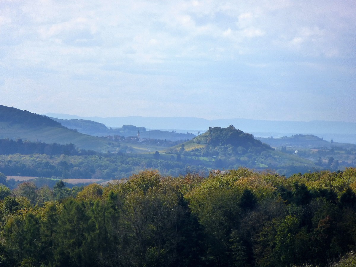 Teleblick vom Schnberg Richtung Staufen mit dem Burgberg und der Burgruine, Okt.2014