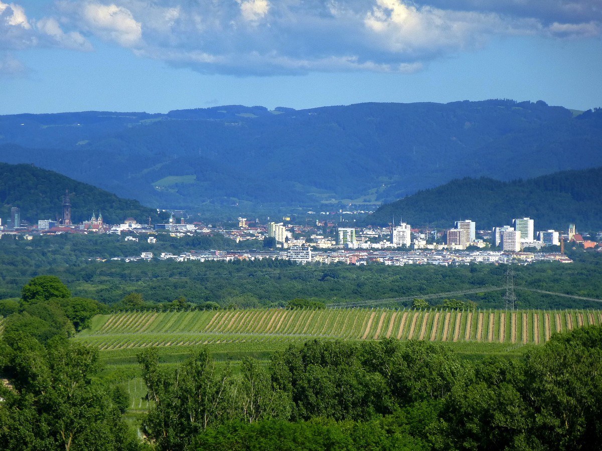Teleblick vom Tuniberg auf Freiburg mit dem Dreisamtal und den Schwarzwaldbergen, Mai 2014 