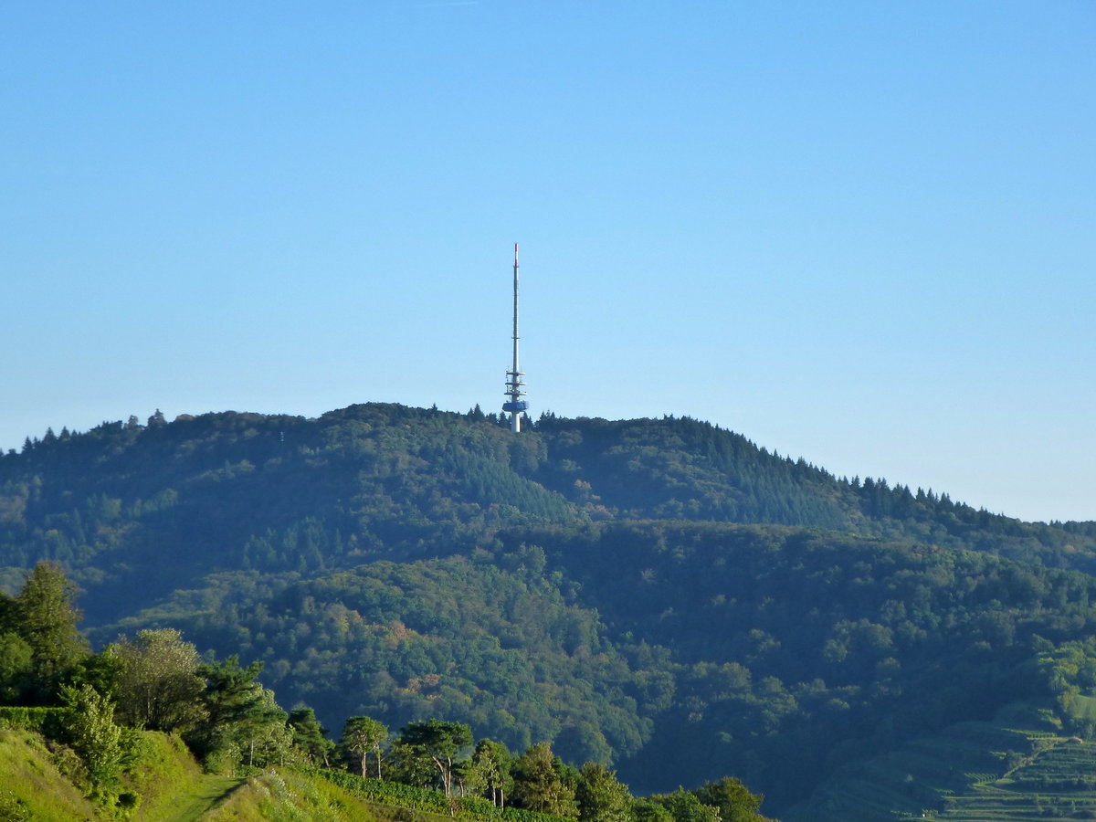 Teleblick zur Nordseite des Totenkopfes mit dem Fernsehturm, hchster Berg im Kaiserstuhl (557m), Sept.2016