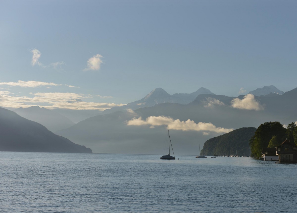 Tief hngen die Wolken vor den Bergen am Thunersee. Das Bild entstand am 26.08.2013.