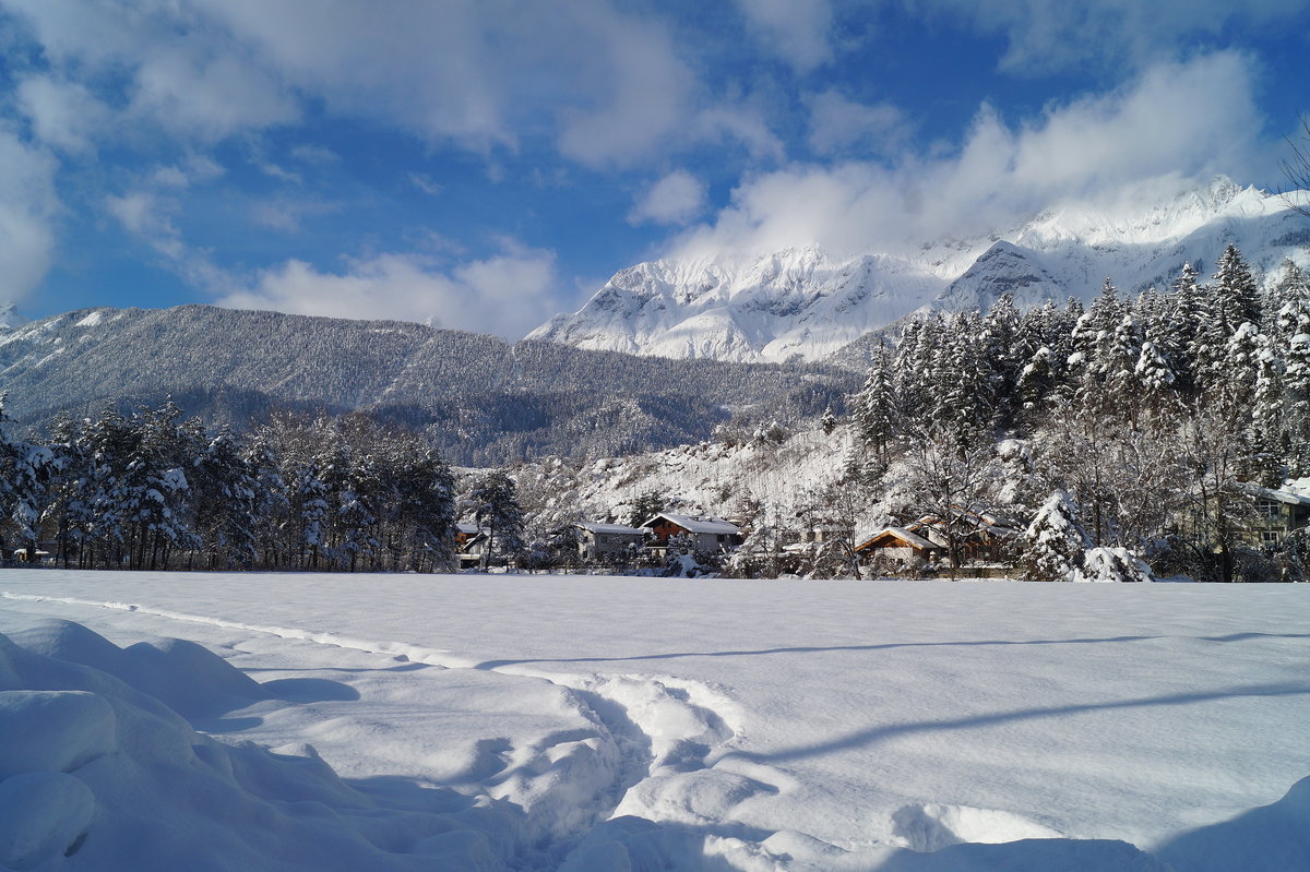 Tief verschneit präsentiert sich derzeit das Inntal in Tirol. Hier bei Terfens mit Blick auf die Nordtiroler Kalkalpen, 12.01.2019.