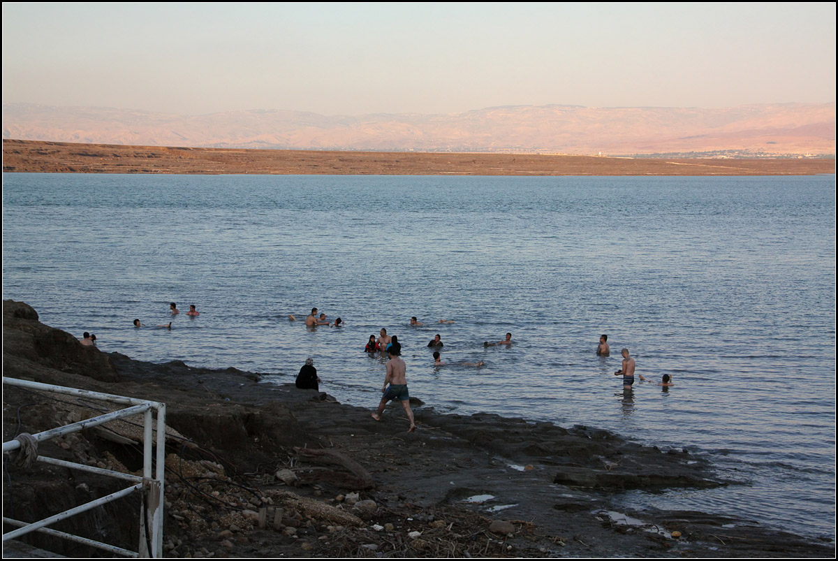 Tiefer geht's nimmer -

Die Wasseroberfläche des Toten Meeres liegt bei -430 Meter unter NN. So weit unten kann man sich sonst weltweit nirgendwo aufhalten. Im Hintergrund die Höhenzüge von Jordanien in der Abendsonne.

21.03.2014 (M)