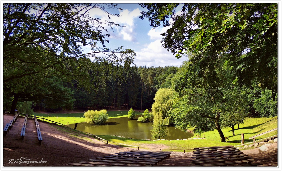 Tierpark Schwarze Berge bei Rosengarten, der Platz für die Vogelflugschau. Juni 2013.