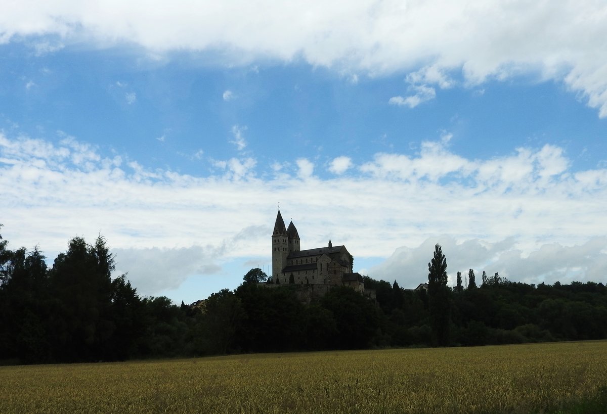 TRAUMHAFTE LAHN-LANDSCHAFT
Der Abschnitt zwischen WEILBURG und LIMBURG gehört zu den romantischsten
dieser Flusslandschaft-hier mit der  Mutterkirche  von Lahngau und
Westerwald,DIETKIRCHEN,am 3.7.2016....