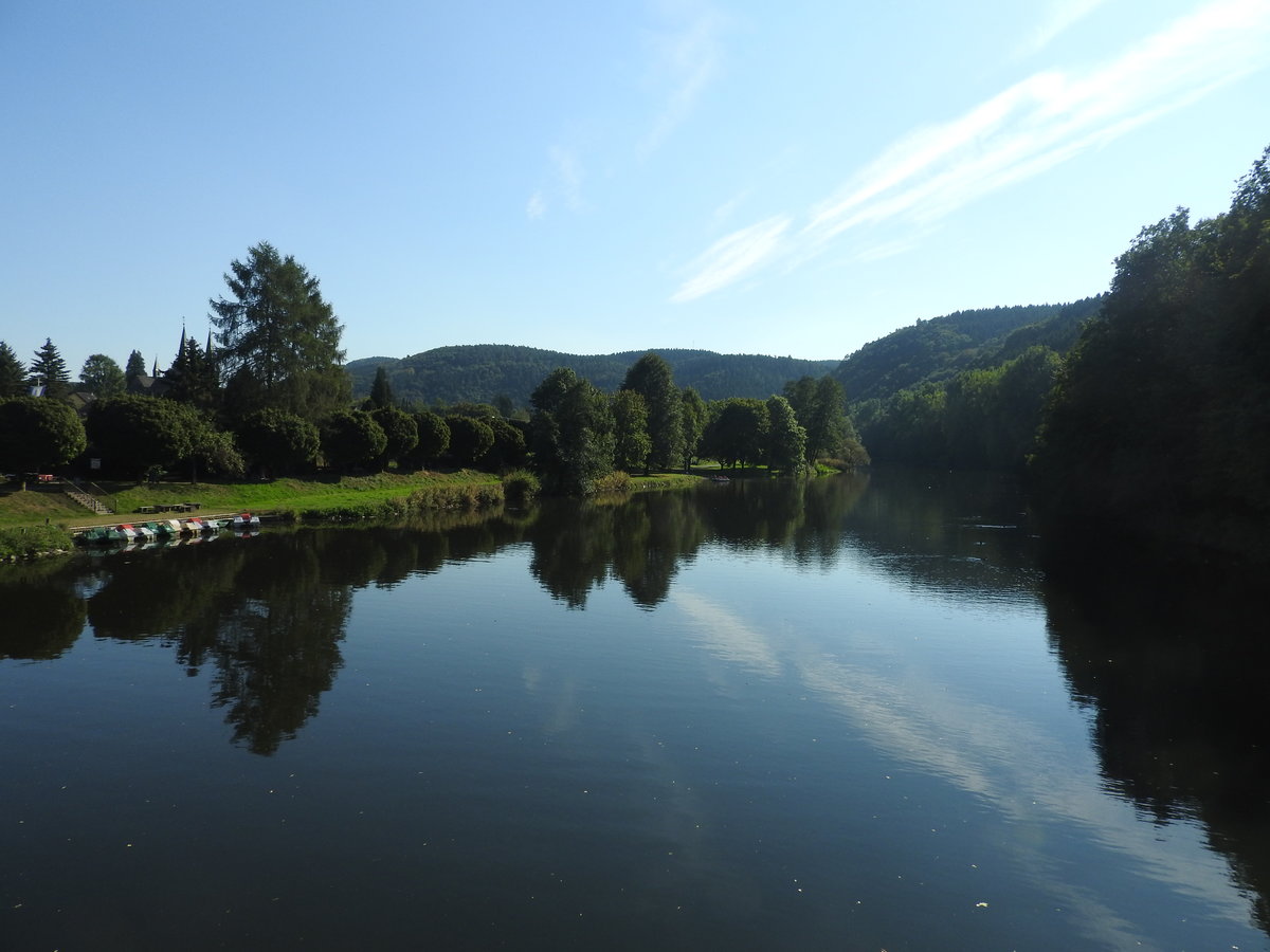 TRAUMHAFTE SIEG-LANDSCHAFT bei DATTENFELD/KREIS SIEGBURG-
Die SIEG mit ihrer Quelle im Rothaargebirge weitet sich im Mittel-und Unterlauf
immer mehr zu einem ruhig und behäbig fließenden Fluss inmitten einer
wunderschönen Landschaft-hier an der Dattenfelder Staustufe am 25.9.2016.
Links kann man noch die 2 Türme von  St. Laurentius ,dem Siegtaldom erkennen....