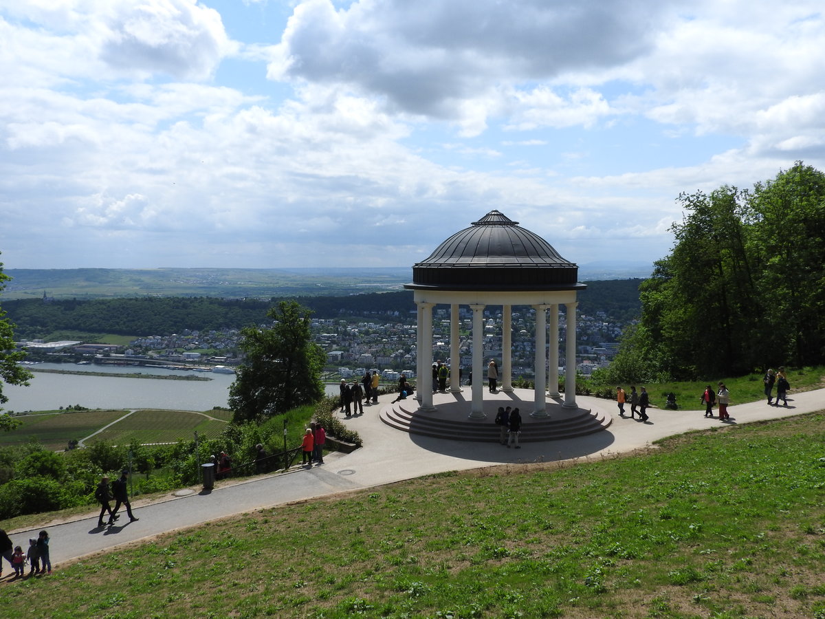 TRAUMHAFTES RHEINTAL- über den Pavillion dicht unterhalb des Niederwald-Denkmals
hoch über RÜDESHEIM/RHEIN fällt am 15.5.2016 der Blick auf BINGEN
am jenseitigen Rheinufer....