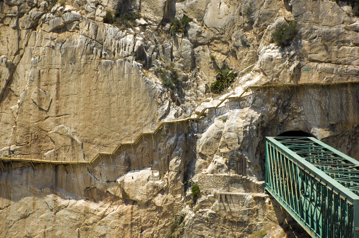 Treppen am Felsenwand bei El Chorro. Aufnahme: Juli 2014.