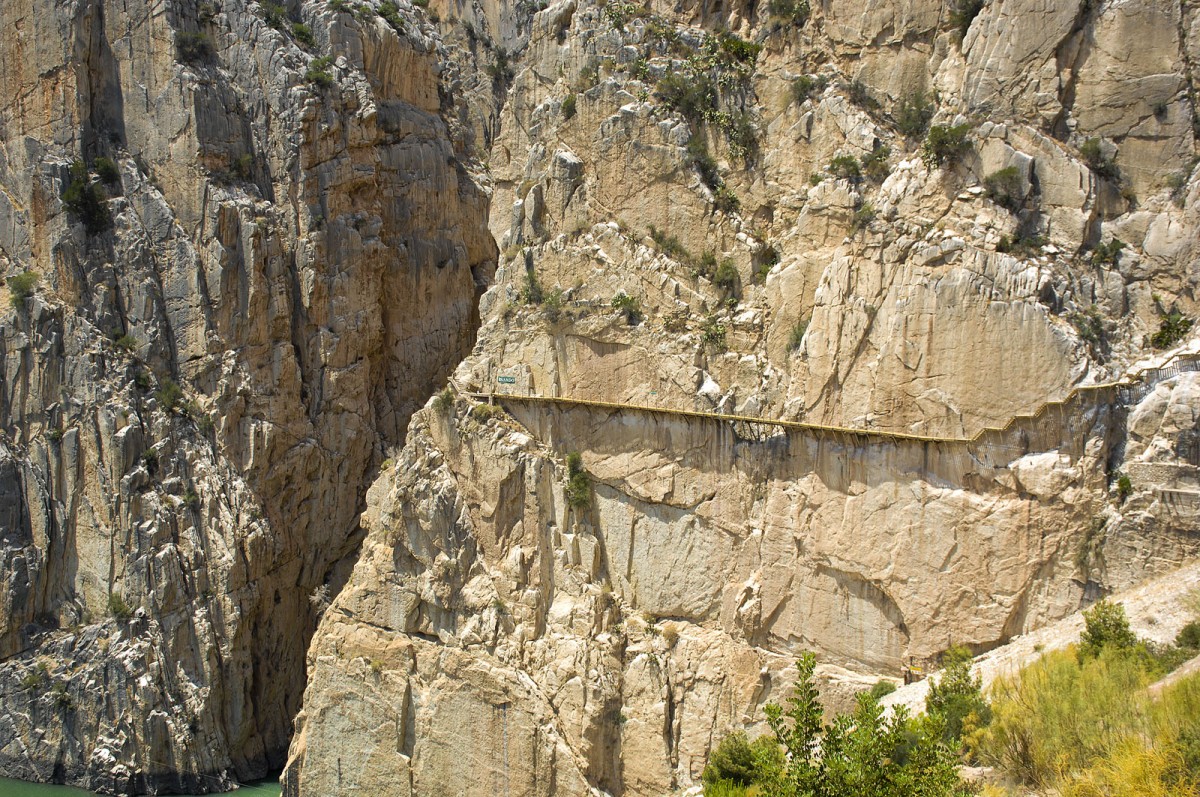 Treppen und Gehweg am Felsenwand bei El Chorro. Aufnahme: Juli 2014.