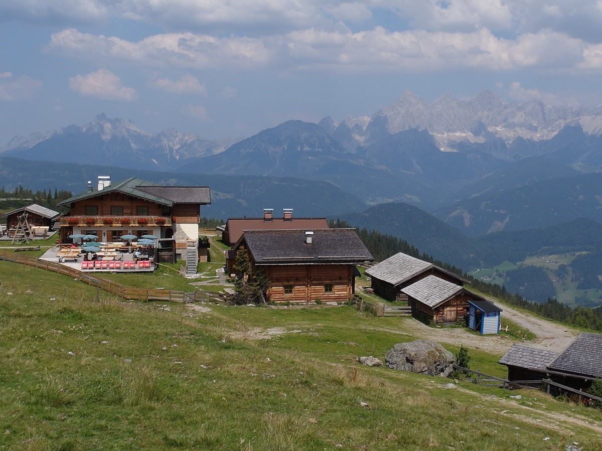 Trinkeralm auf 1.800 m in Nähe Forstau, Fageralm im Salzburger Land, im Hintergrund links der Gosaukamm mit der Großen Bischofsmütze (2458m) und rechts die Dachsteingruppe; 12.08.2015
