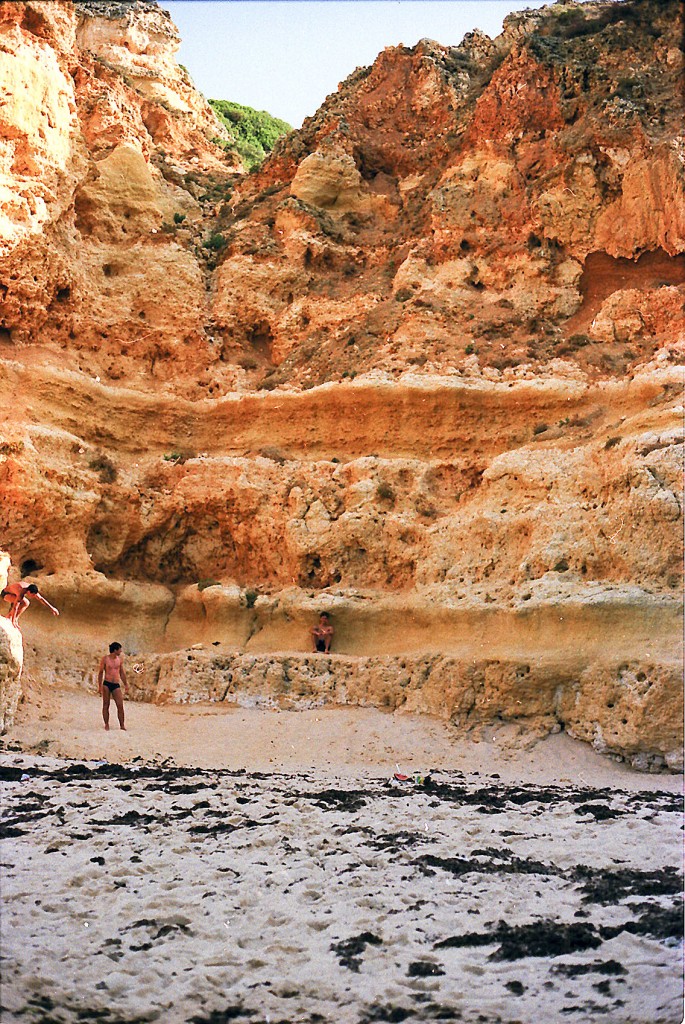 Typische Algarve-Felsen westlich von Carvoeiro. Aufnahme: Juli 1986 (digitalisiertes Negativfoto).