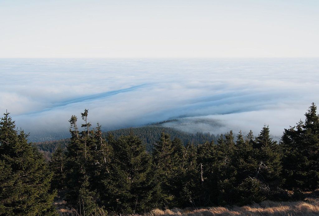 Über dem Massiv der Hohneklippen hat die Wolkendecke eine interessante Form angenommen... Inversionswetterlage auf dem Brocken am Nachmittag des 30.11.2014...