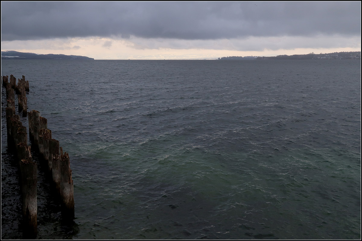 Über dem vielen Wasser ein heller Streifen -

... mit den schneebedeckten Alpen und den unermüdlichen Bodenseefähren zwischen Meersburg und Konstanz.

Überlingen, 12.02.2009 (M)