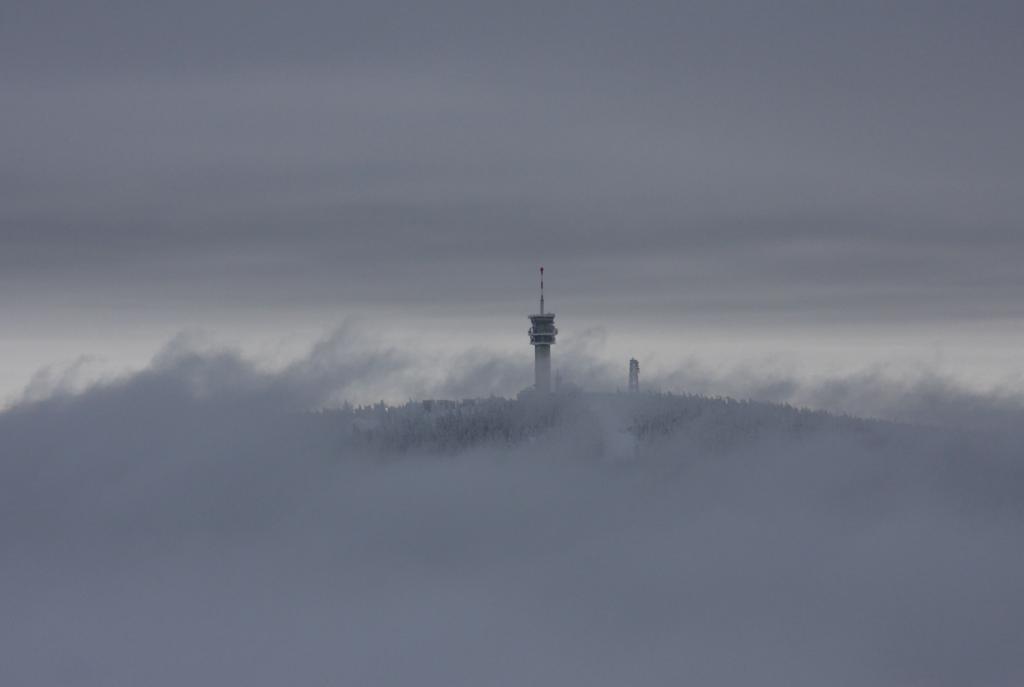 Über den Wolken und dann auch nur zeitweise daraus heraus ragend war der auf tschechischer Seite dem Fichtelberg gegenüber liegende Funkturm am 6.12.2014 zu sehen.