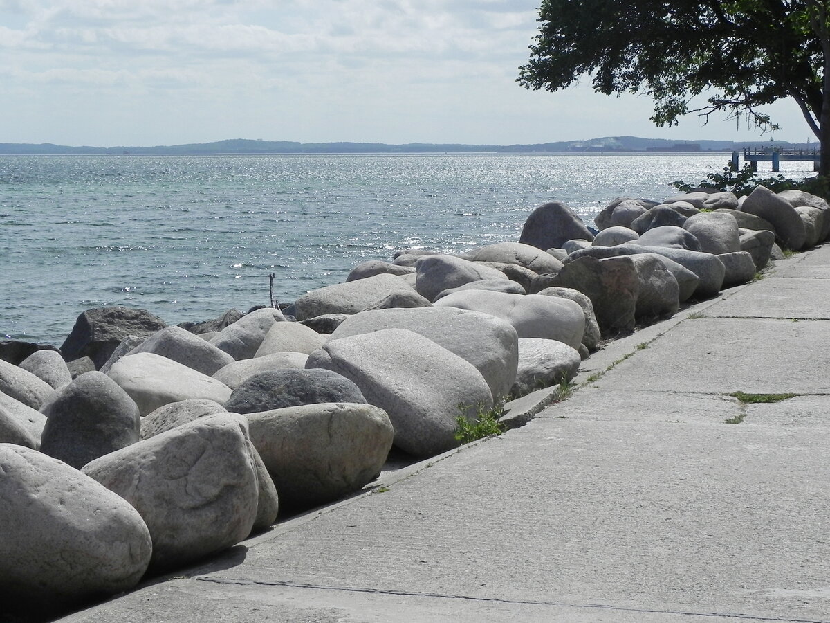 Uferbefestigungen an der Promenade von Sassnitz, der zweitgrößten Stadt auf der Insel Rügen am 03.07.25.