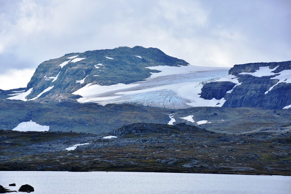 ULVIK, 09.09.2016, Blick vom Bahnhof Finse auf den Gletscher Hardangerjøkulen