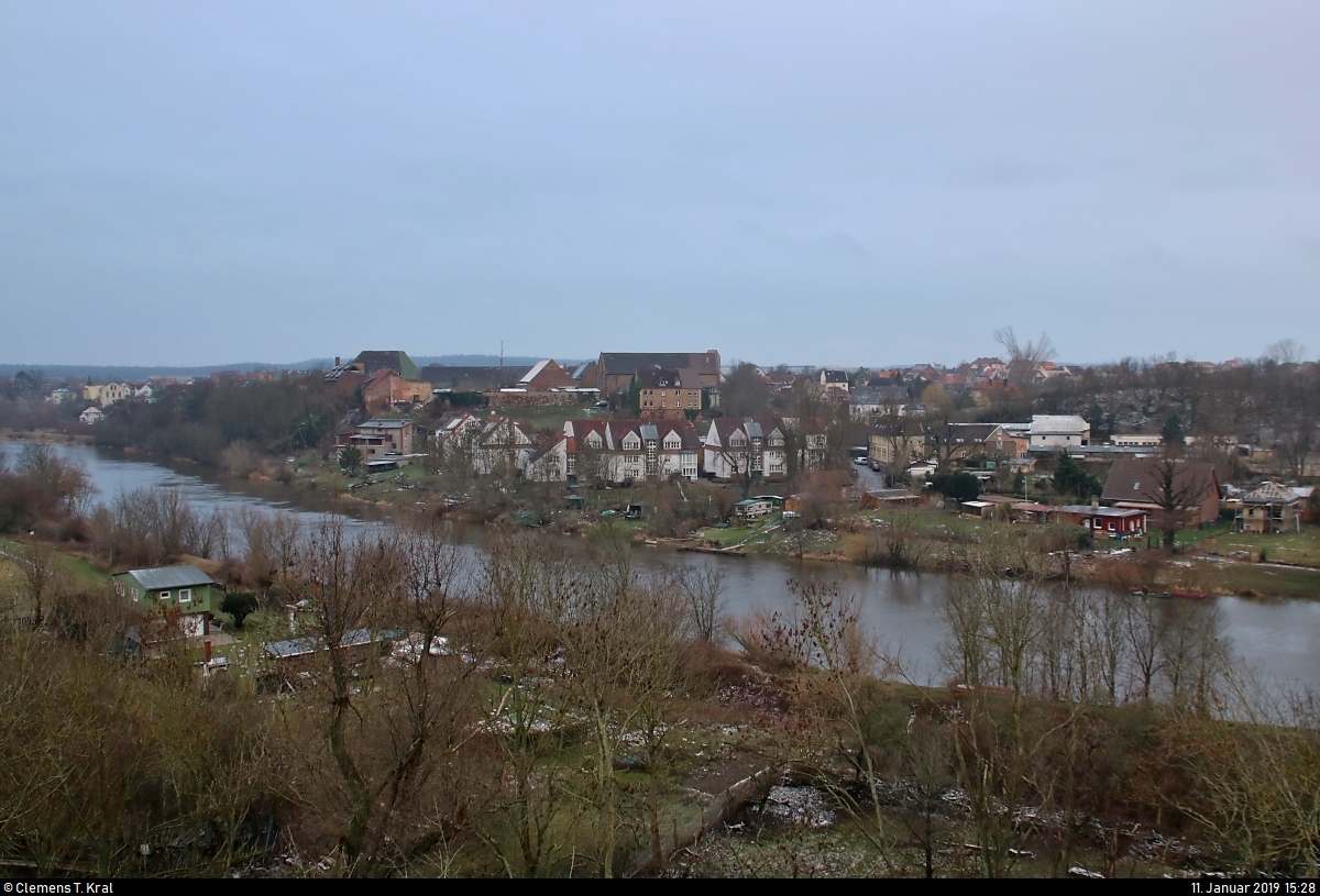 Und vier Stunden später war der Schnee dann weg:
Blick auf die Saale im Naturpark  Unteres Saaletal  mit Lettin, einem Stadtteil von Halle (Saale).
Aufgenommen von der Aussichtsplattform des BUND Umweltzentrum Franzigmark in Morl bei Halle (Saale).
[11.1.2019 | 15:28 Uhr]